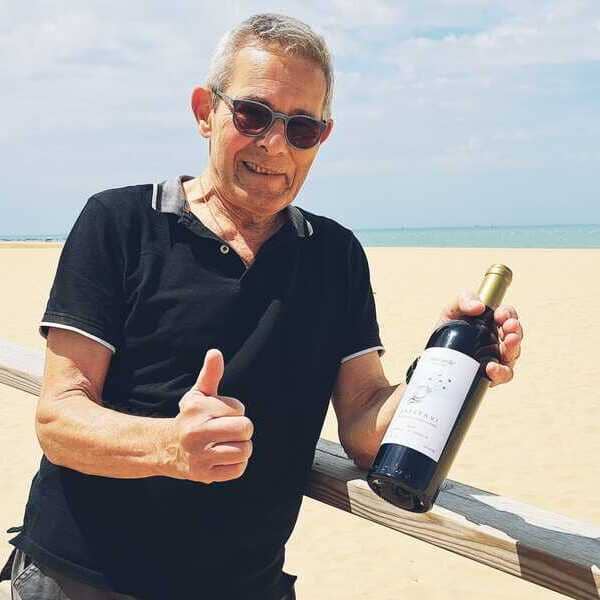 Renzo with a bottle of Georgian wine Saperavi from Kvevri at a beaych in Spain